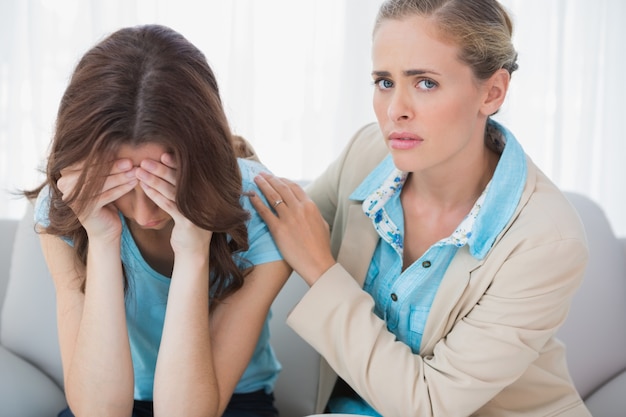 Mujer llorando con su terapeuta preocupado