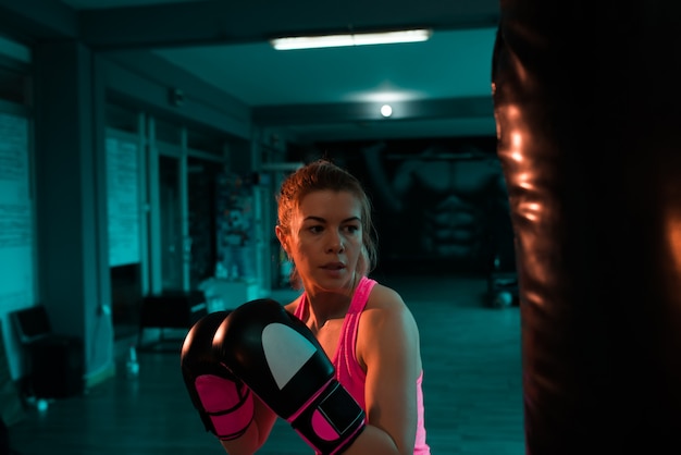 Mujer luchadora en entrenamiento de noche.