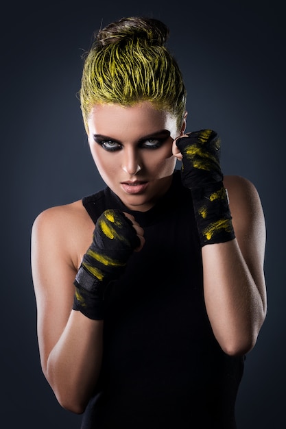 Foto mujer luchadora de mma con cabello amarillo