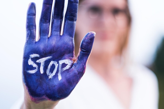 Foto mujer luchando por sus derechos e igualdad