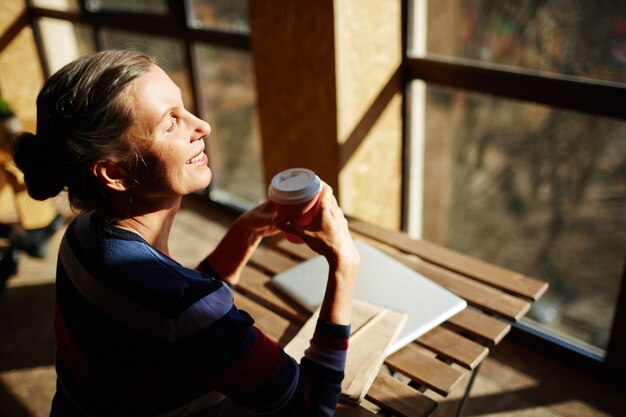 Mujer en la luz del sol