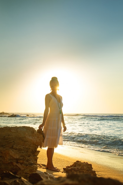 mujer en la luz del sol