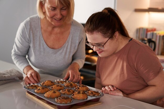 Mujer y madre con síndrome de Down a punto de comer cupcakes caseros