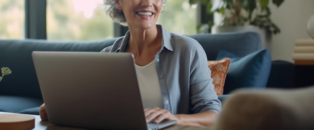 Mujer madura alegre con gafas usando una computadora portátil en una casa generativa.