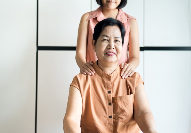 Mujer madura asiática feliz con hija cuidar y apoyar en casa, feliz madre de mediana edad senior, concepto de seguro Senior