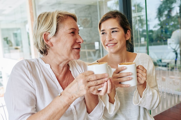 Mujer madura, bebida, café, con, hija