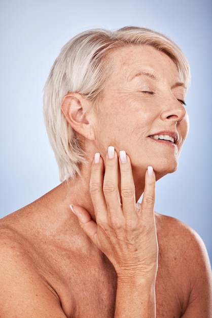 Foto mujer madura belleza y cuidado de la piel bienestar y salud para una hermosa cosmetología en un fondo de estudio gris cuidado corporal y mujer mayor para el cuidado facial y dermatológico cuidado de la piel