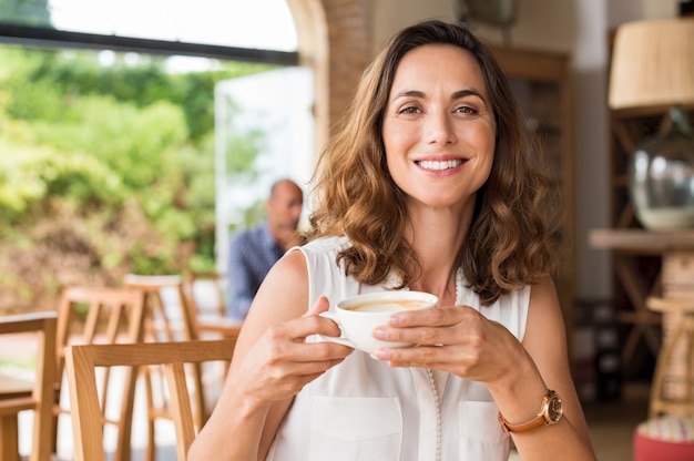 Mujer madura, en, cafetería