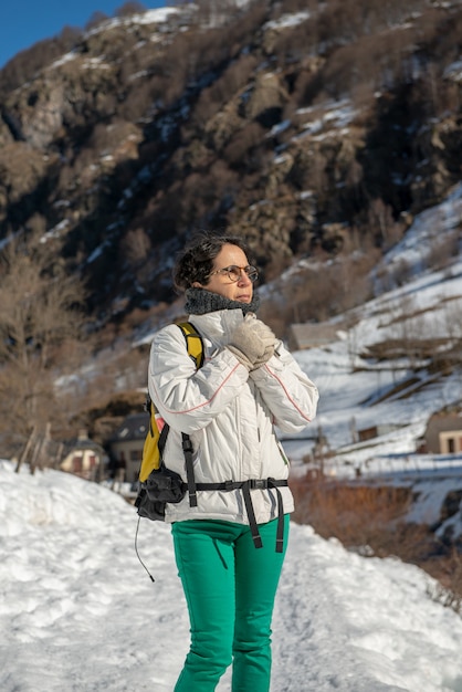 Mujer madura caminante en la nieve