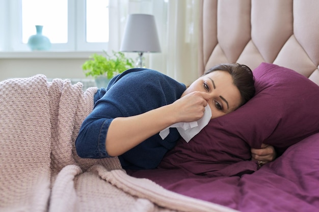 mujer madura, en casa, en cama, con, pañuelo