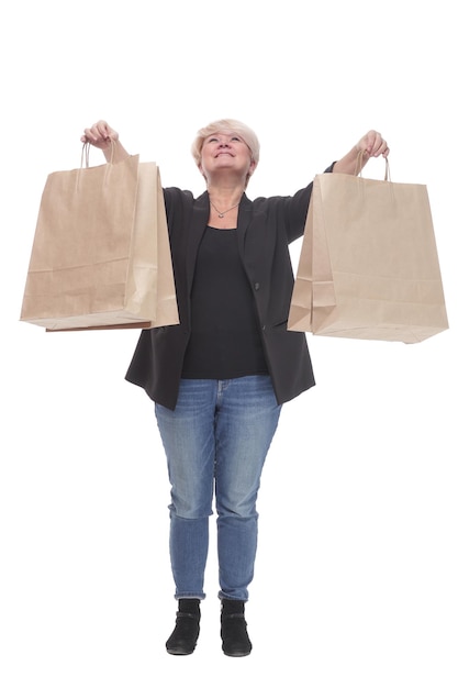 Mujer madura casual integral con bolsas de compras