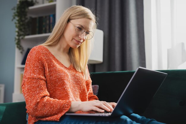 mujer madura caucásica en ropa casual