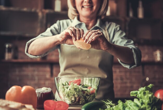 Mujer madura en cocina