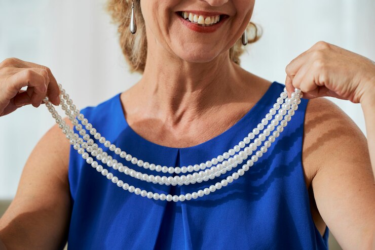 Foto mujer madura con collar