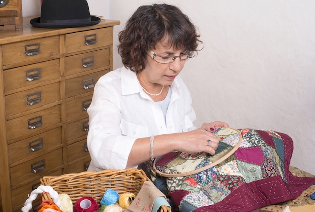 Mujer madura cosiendo y acolchando