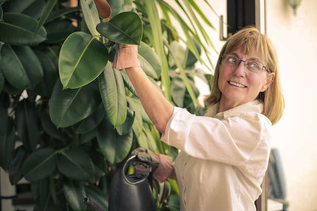 mujer madura cuidar el jardin