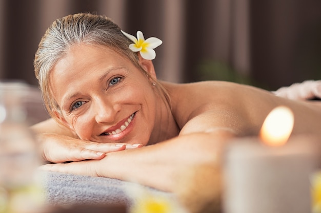 Mujer madura descansando en spa