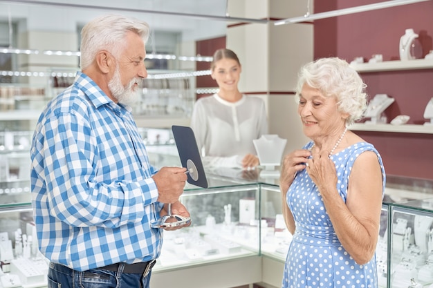 Foto mujer madura disfrutando de compras en joyería