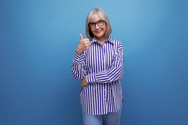 Mujer madura con estilo elegante con cabello gris sobre fondo de estudio brillante con espacio de copia