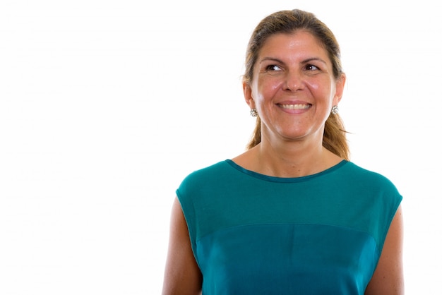 Foto mujer madura feliz sonriendo y pensando