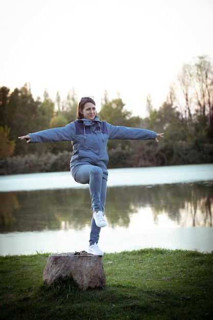 Mujer madura haciendo ejercicio al aire libre en la naturaleza