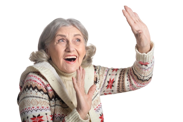 Foto mujer madura haciendo expresión facial contra el fondo blanco.