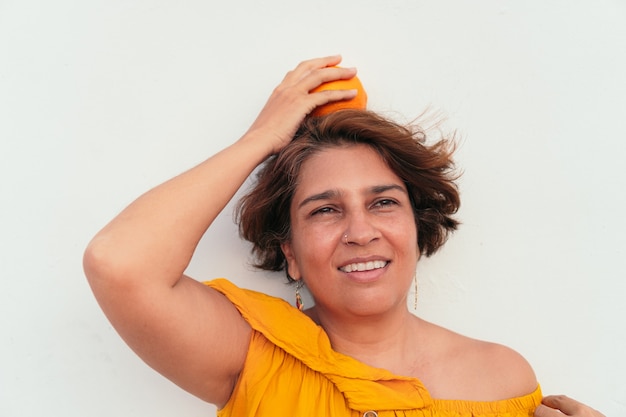 Mujer madura juega con naranjas