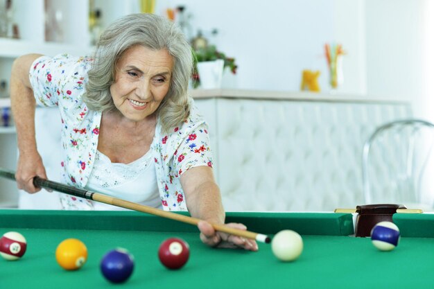 Mujer madura jugando billar