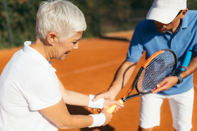 Mujer madura jugando tenis