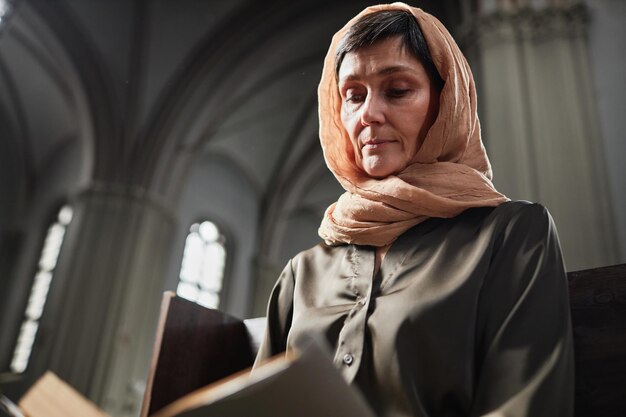 mujer madura, lectura, oración, en, iglesia