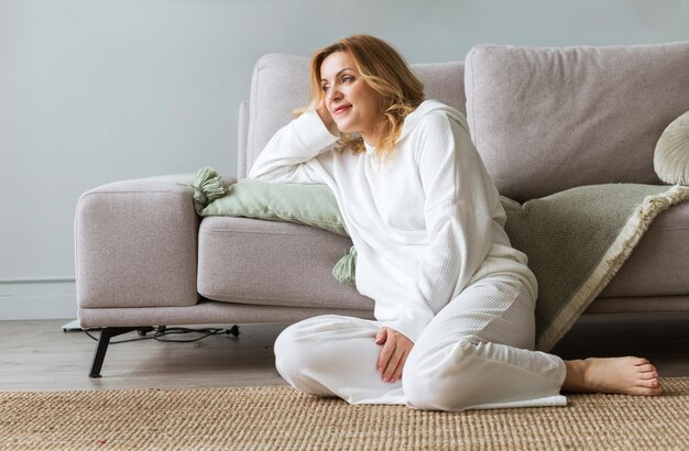 Mujer madura pasando tiempo en casa. Concepto de desintoxicación digital, tiempo libre los fines de semana sábado y domingo.