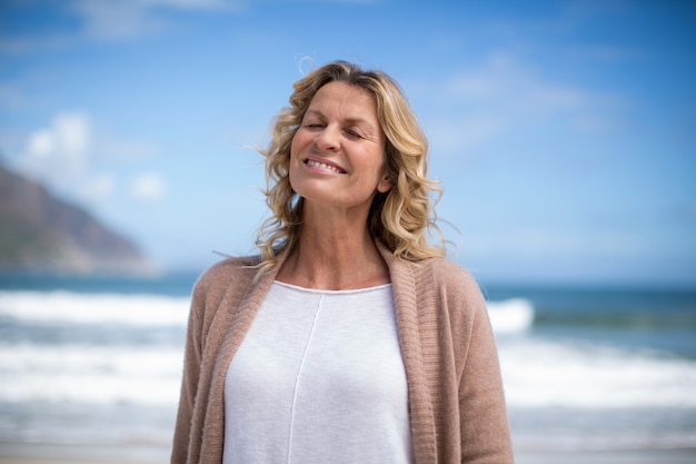 Mujer madura de pie en la playa