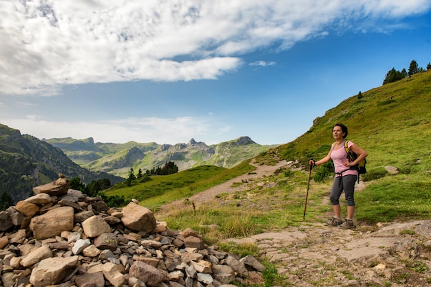 Mujer madura, senderismo en las montañas de los Pirineos