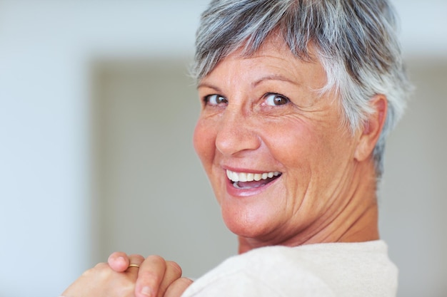 Mujer madura sonriéndote Retrato de primer plano de una mujer madura alegre sonriéndote