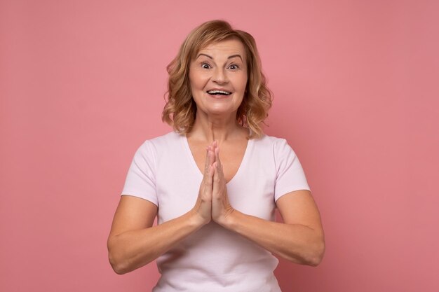 mujer madura, sonriente, en, estudio, en, rosa, pared