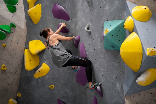 Mujer madura sube una montaña de ejercicio en el gimnasio