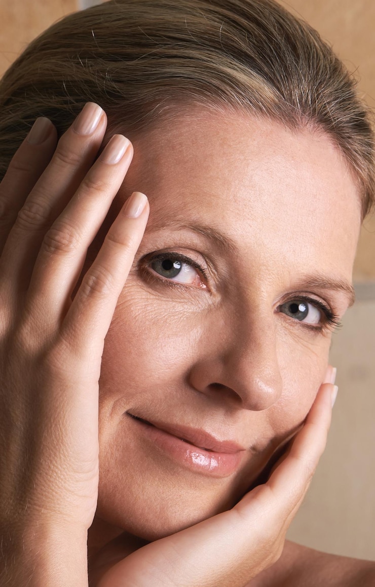 Foto mujer madura tocando cara y retrato para dermatología cuidado de la piel y anti-envejecimiento para el bienestar y la belleza dama sonrisa y feliz para la higiene cosmética para la estética fresca y limpia para el rostro