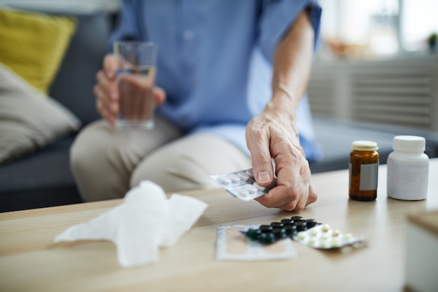 Mujer madura tomando pastillas