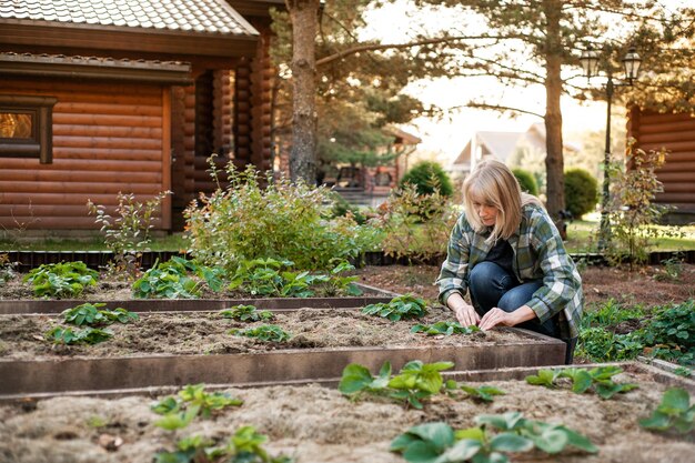 Foto mujer madura trabajando en el jardín