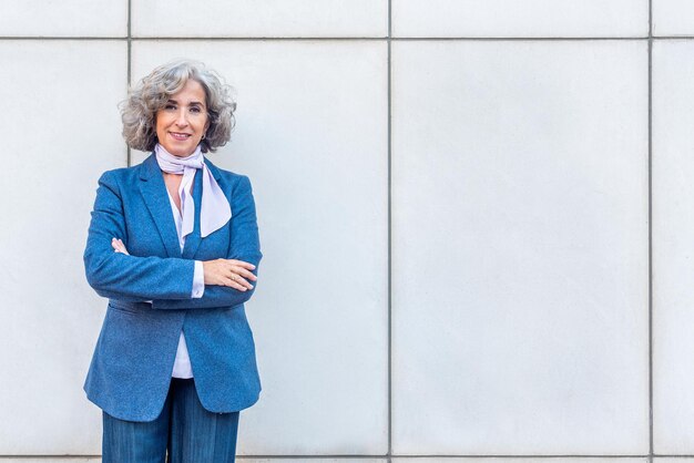 Foto mujer madura, en, un, traje azul, y, un, bufanda