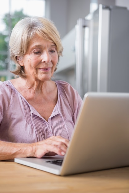 Mujer madura usando su computadora portátil