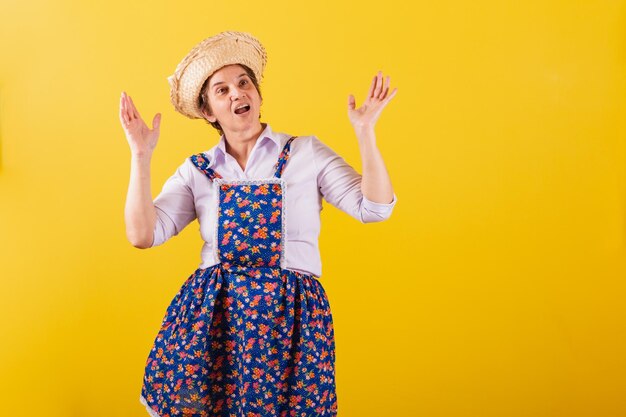 Mujer madura vestida con ropa típica de Festa Junina Impresionado admirando