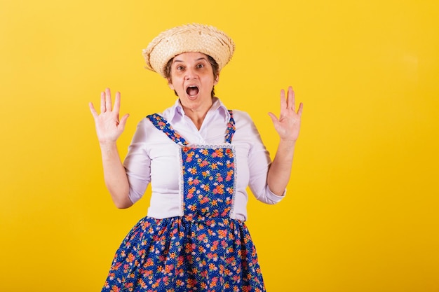 Mujer madura vestida con ropa típica de Festa Junina Wow Increíble increíble asombroso sorprendente