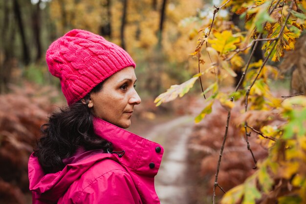 Mujer madurada en el bosque