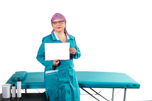 Una mujer maestra de depilación con uniforme médico con certificados en las manos al lado del sofá guarda un lugar