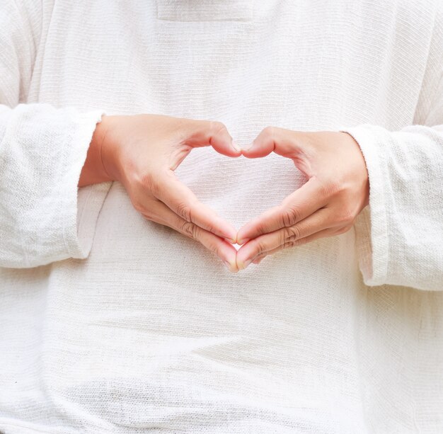 mujer makt corazón de su mano.