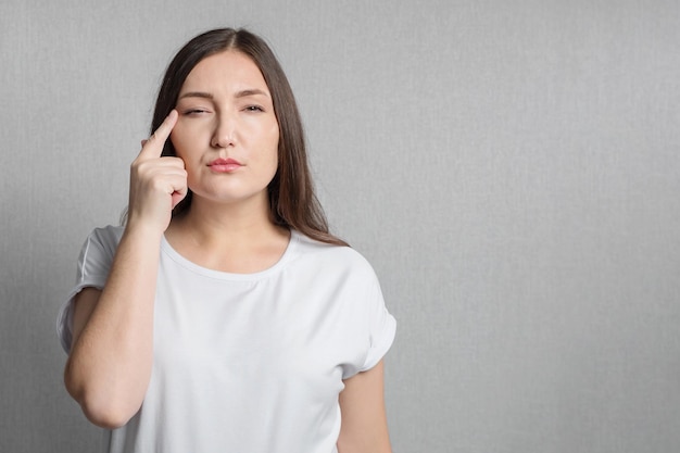 Mujer con mala vista se pone gafas y sonríe