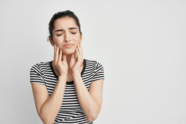 Mujer malestar dolor de muelas tratamiento dental fondo claro