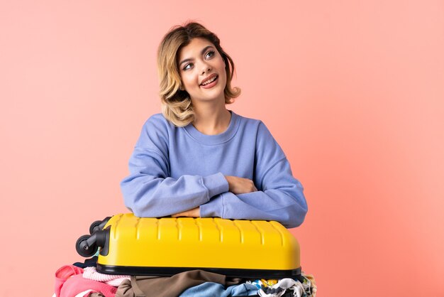 Mujer con una maleta en estudio