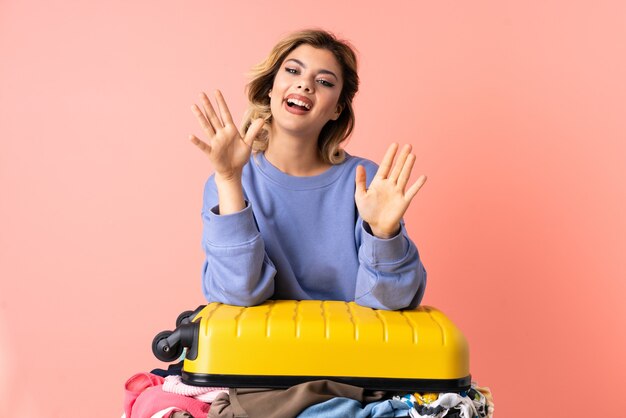 Mujer con una maleta en estudio